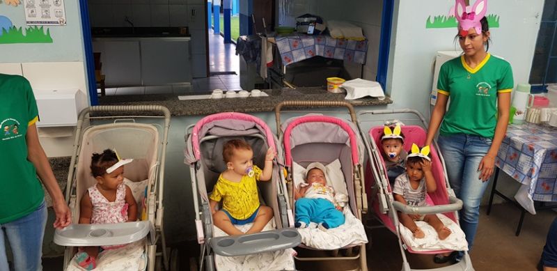Prefeitura entrega ovos de Páscoa e faz a alegria das crianças.
